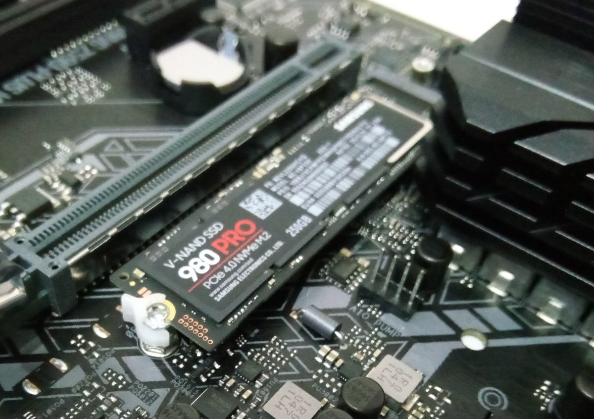 PCを自作しよう！（その4）－ M.2 SSD、メモリ、CPUを取り付けよう