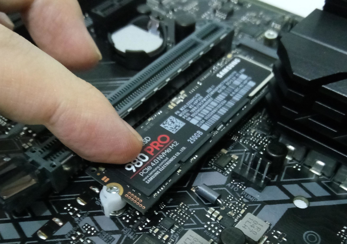 マザボ + CPU + メモリ + m.2 SSD PCを自作しよう！（その4）－ M.2 SSD、メモリ、CPUを取り付けよう