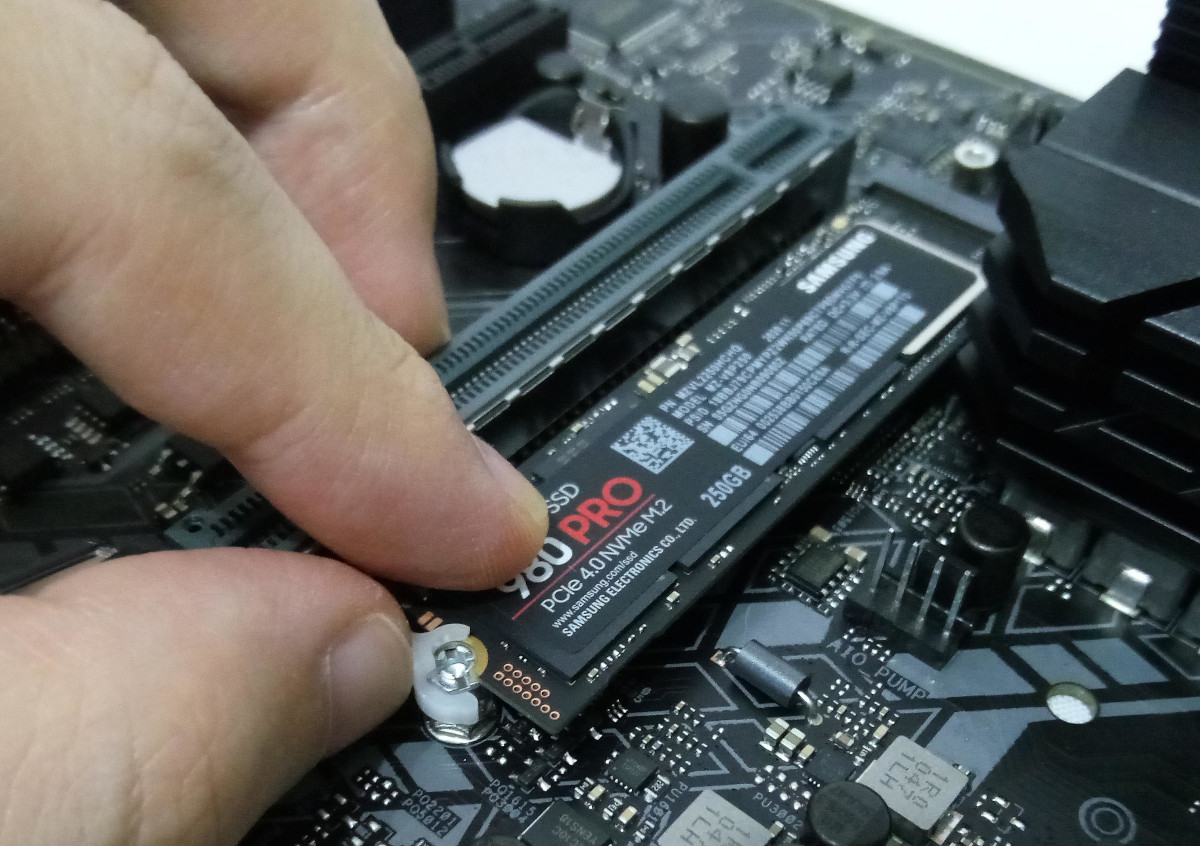 PCを自作しよう！（その4）－ M.2 SSD、メモリ、CPUを取り付けよう
