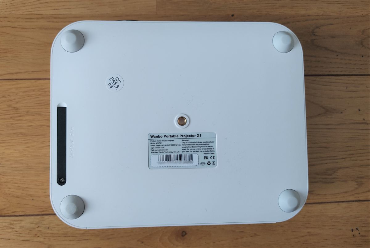 Wanbo X1の実機レビュー － 低価格ながら憧れの大画面を満喫できる