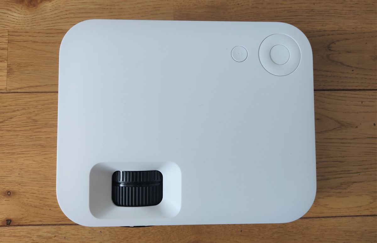 Wanbo X1の実機レビュー － 低価格ながら憧れの大画面を満喫できる