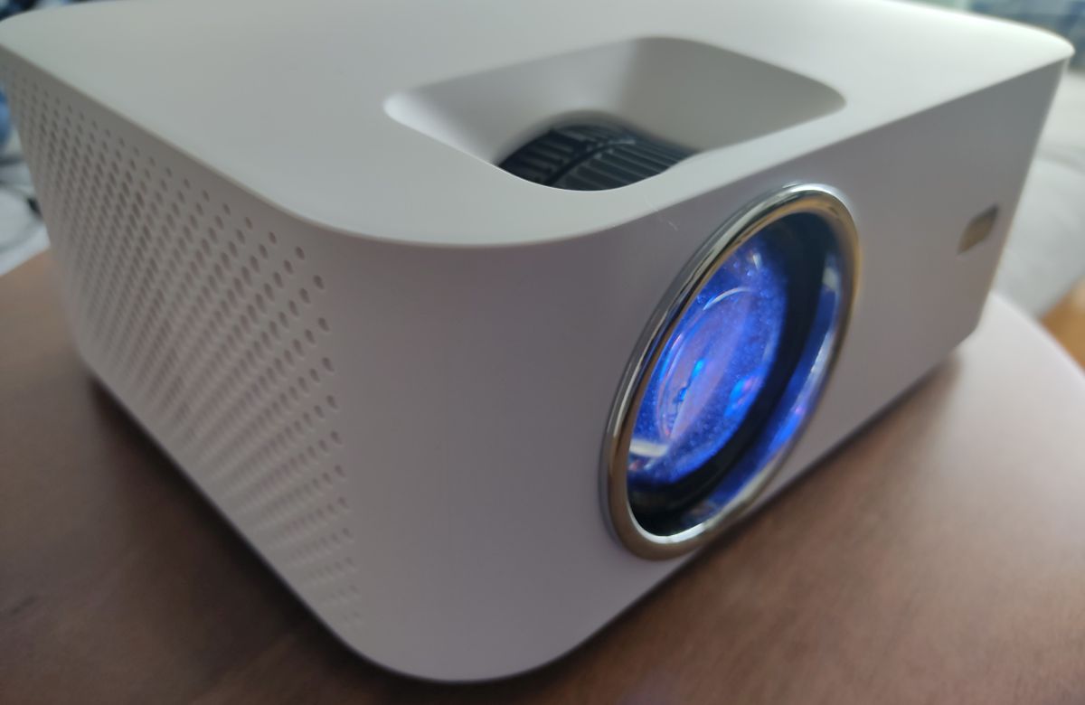Wanbo X1の実機レビュー － 低価格ながら憧れの大画面を満喫できる
