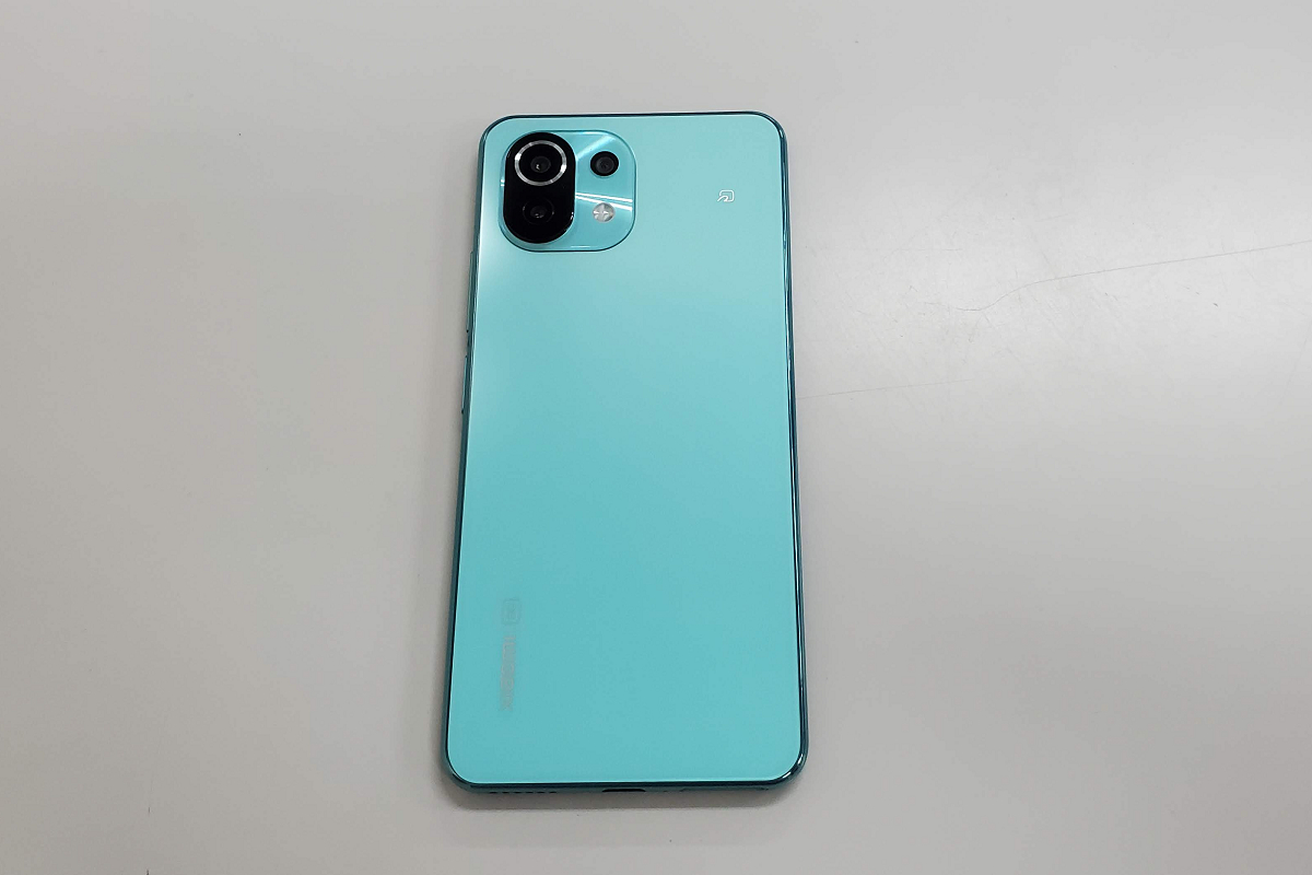 Xiaomi Mi 11 Lite 5G 128GB SIMフリー クリア背面 Xiaomi Mi 11 Lite 5G 実機レビュー ー 国内版はおサイフケータイ対応