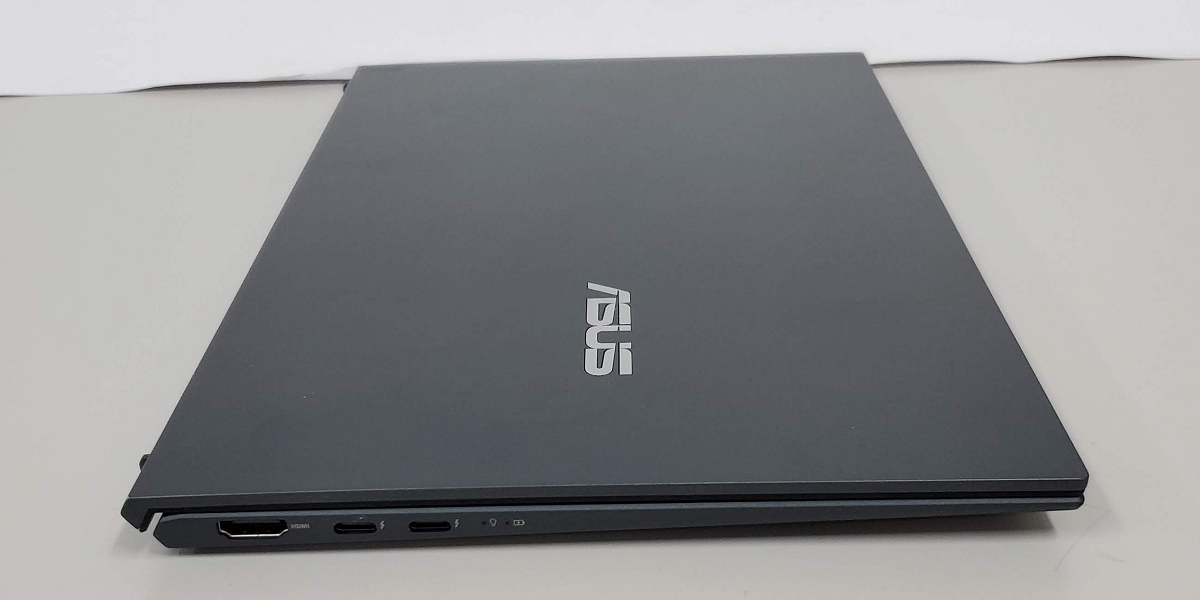 ASUS Zenbook 14 Ultralightの実機レビュー － 上質な筐体、1キロを