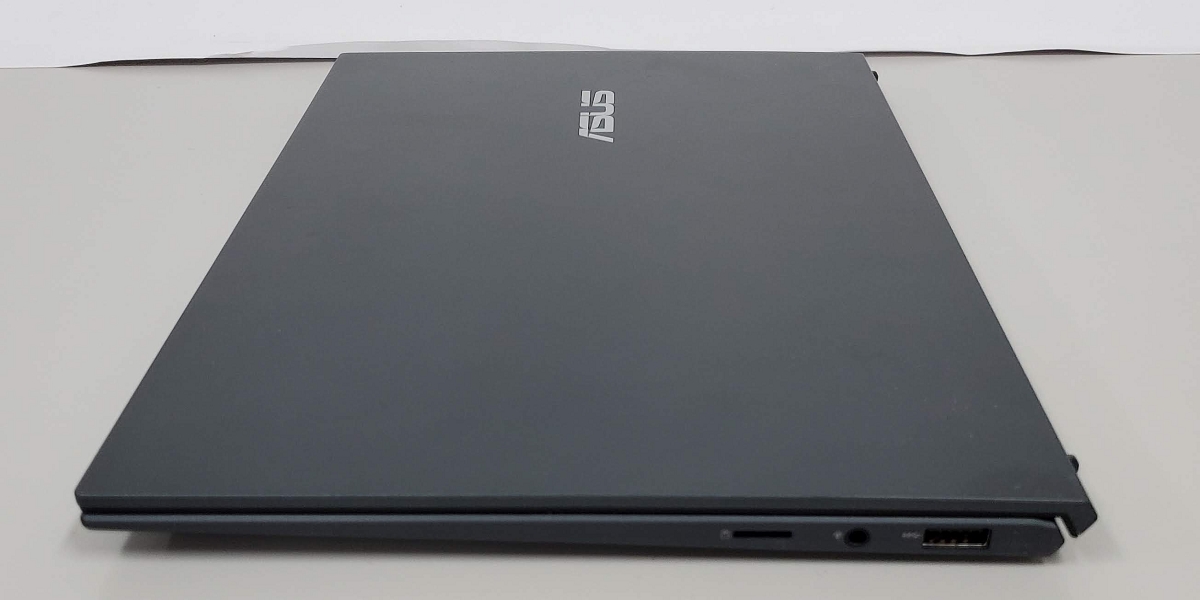 ASUS Zenbook 14 Ultralightの実機レビュー － 上質な筐体、1キロを