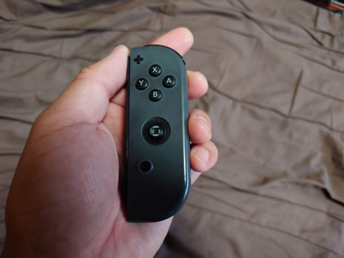 秋葉原ワールドモバイルでNintndo SwitchのジャンクJoy-Con（右）を
