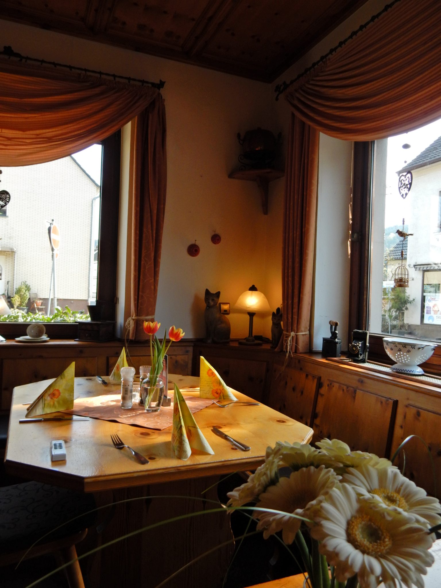 Investor plant wohnungen hinterm weißen haus in donrath 20 barrierefreie wohnungen, jeweils zehn mit zwei und drei zimmern, sind vorgesehen, 46 bis 78 quadratmeter groß. Restaurant "Dattenfelder Hof" - Windecker LÃ¤ndchen