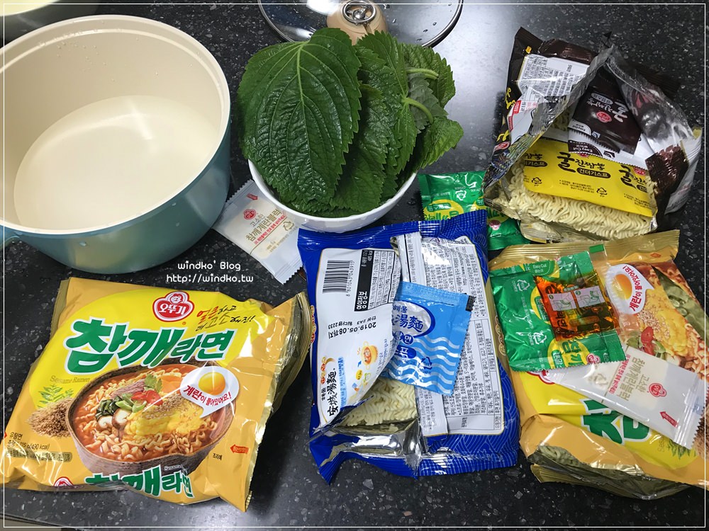帶爸媽玩釜山∥ 民宿內煮泡麵當早餐，記得買韓國紫蘇葉芝麻葉才更夠味