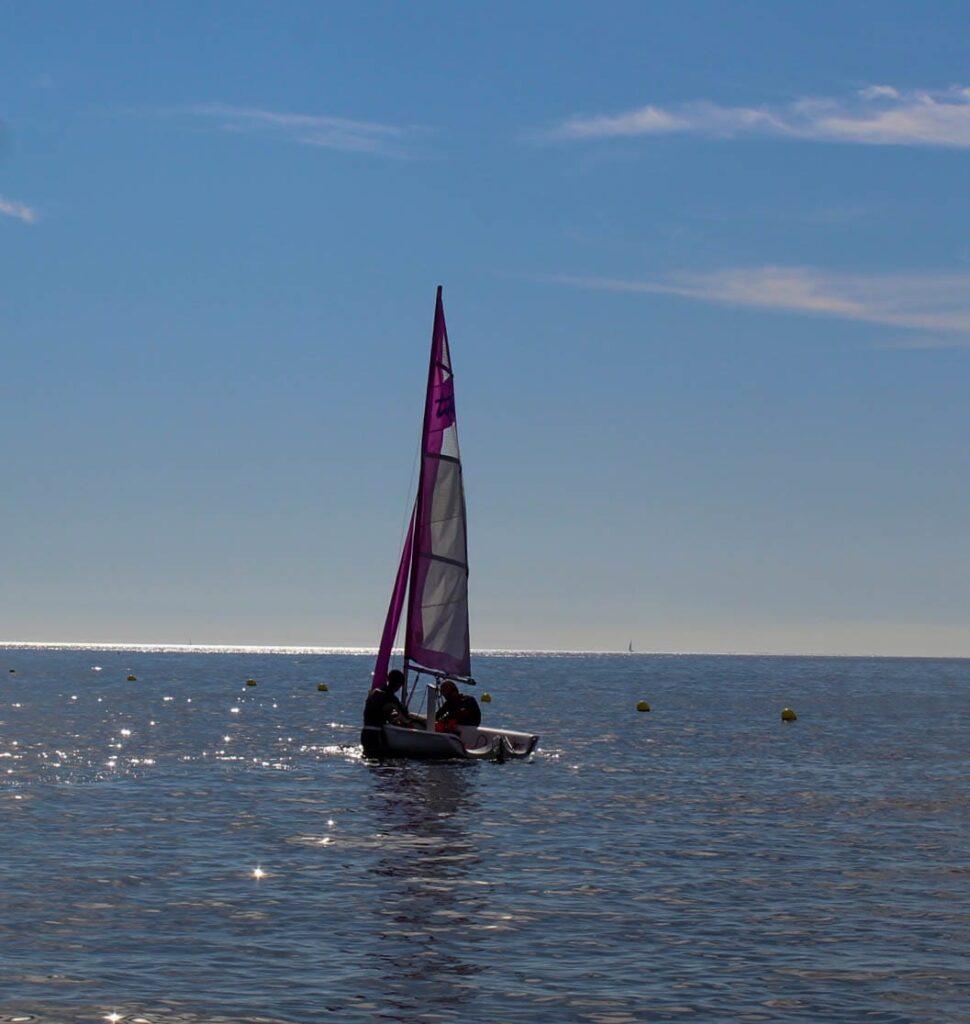 Barco de vela ligera en el mar. Club deportivo en Santa Pola