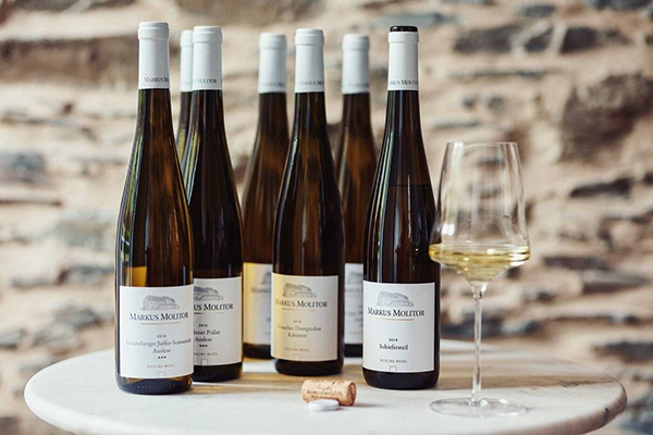 Molitor White Capsule