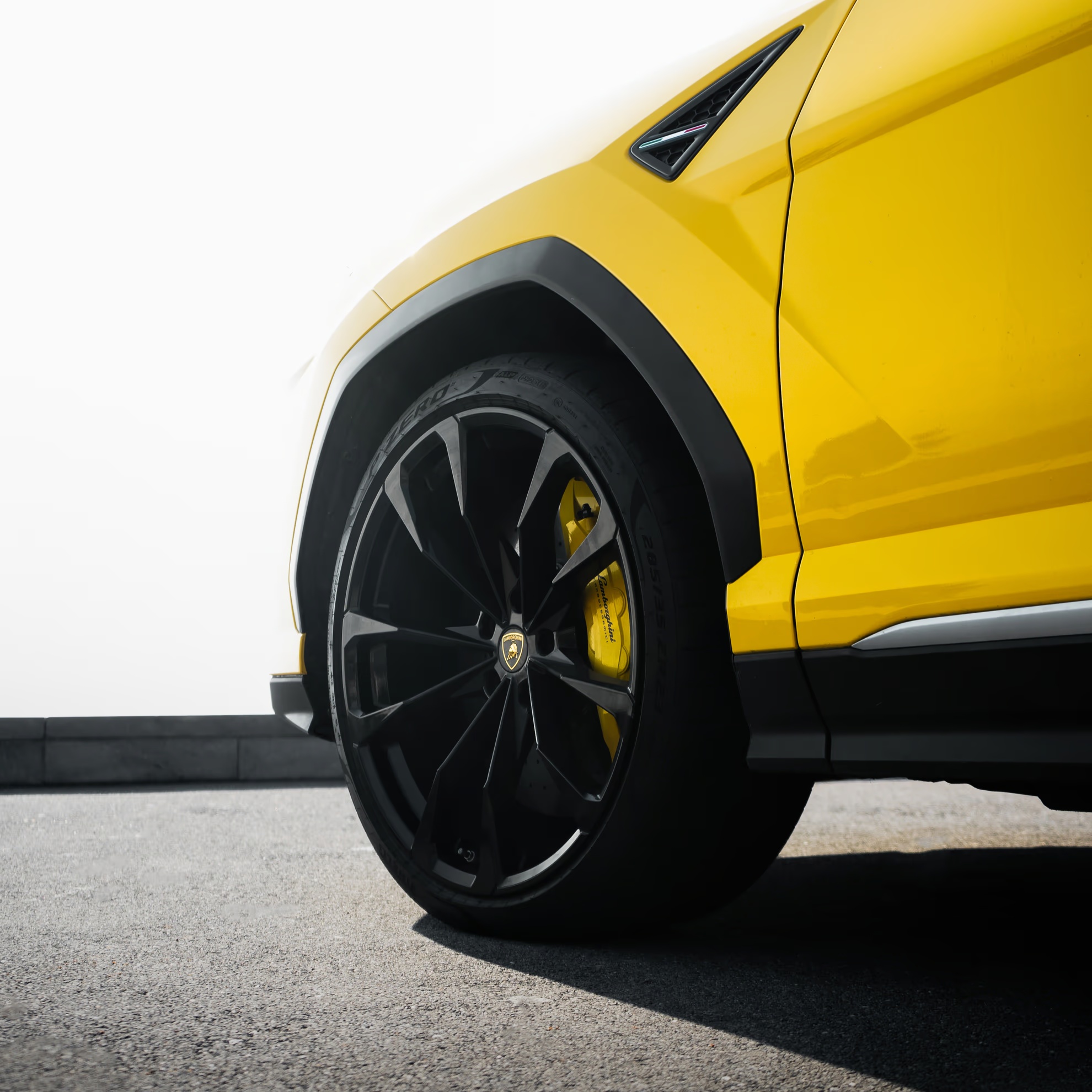 Lamborghini Urus Jaune — Photo 3