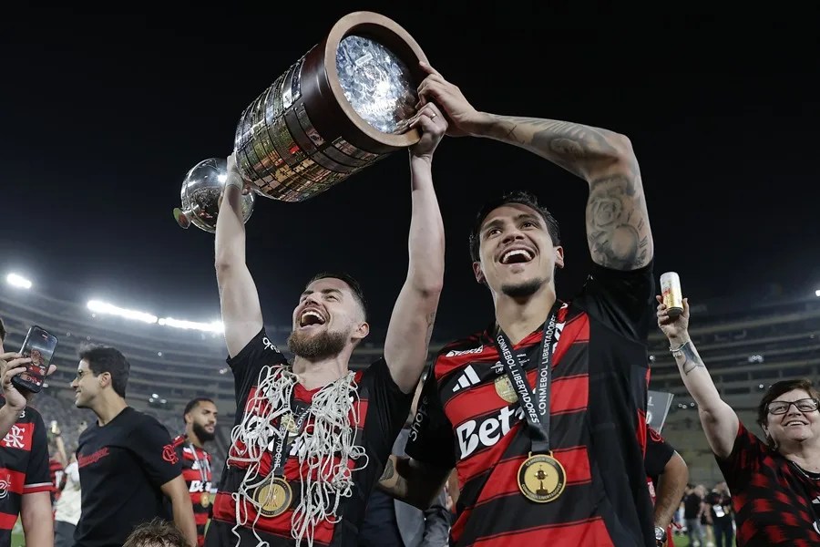 Jugadores de Flamengo celebran con el trofeo de la la Copa Libertadores en Lima (Perú). EFE/ José Jácome
