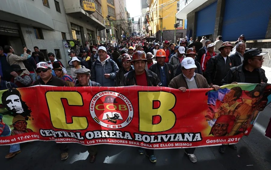 Fotografía de archivo de afiliados a la Central Obrera Boliviana (COB) marchando por las calles de La Paz (Bolivia). EFE/Martin Alipaz
