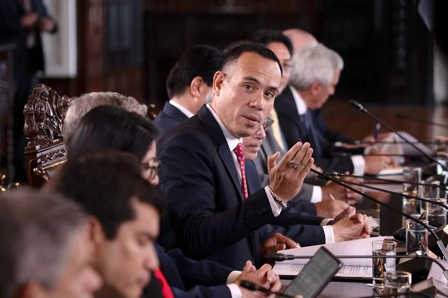 El presidente interino de Perú, José Jerí (c), en una fotografía del 07 de enero de 2026. EFE/ John Reyes Mejía
