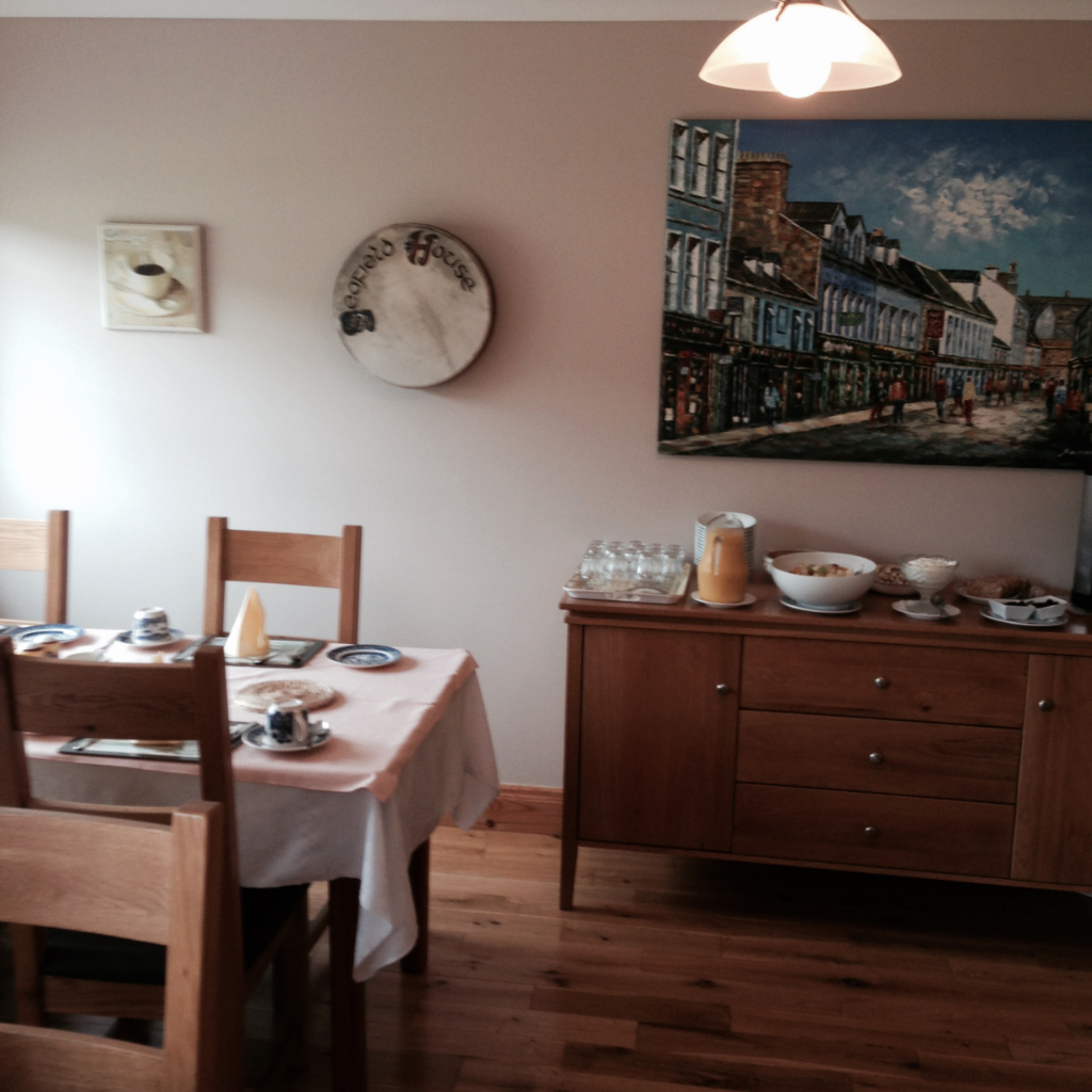 Im urigen Frühstücksraum gibt's den perfekten Start in den Tag.