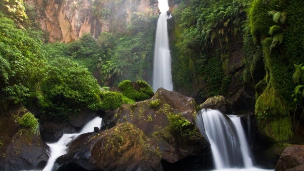 rekomendasi air terjun terindah