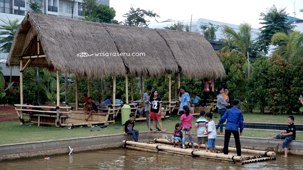 Ada gazebo gazebo dengan colokan listrik