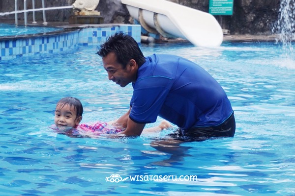 Meski belum bisa berenang tapi zara suka mainan air