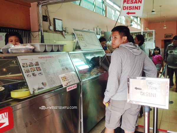 Suasana pempek pak jenggot