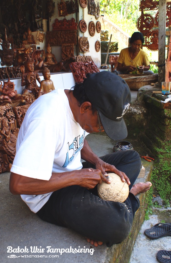 Pengrajin batok kayu tampaksiring