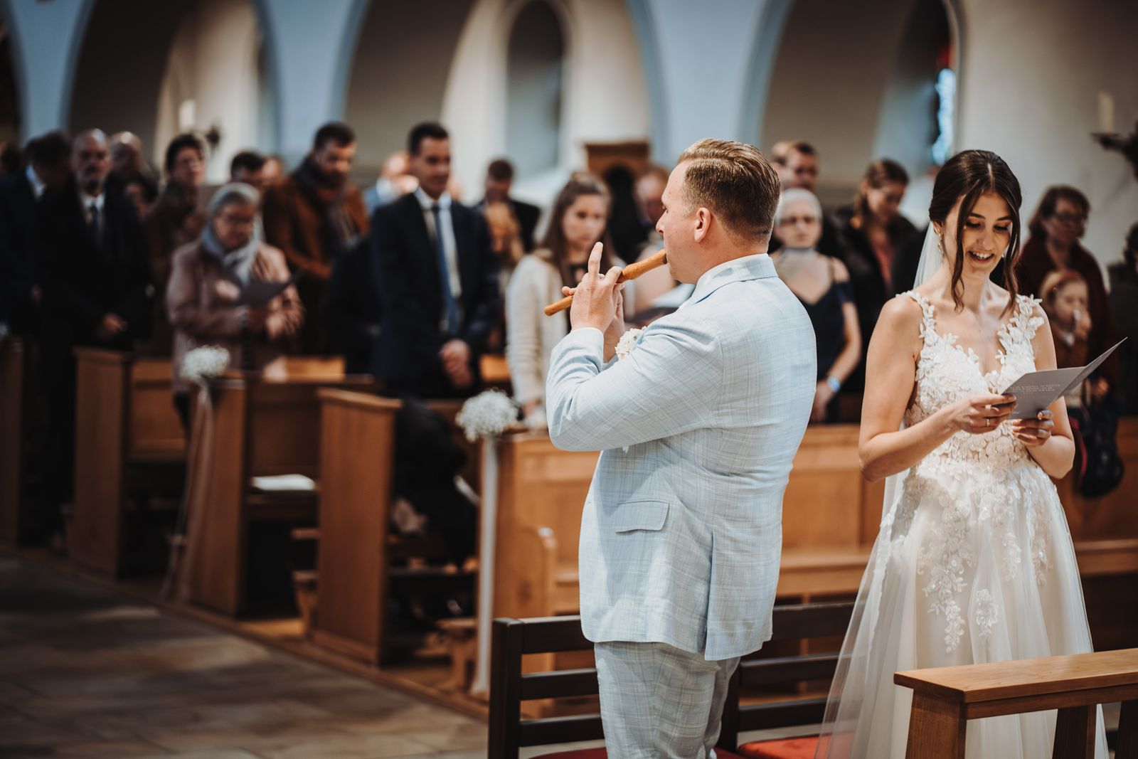 Bräutigam spielt Flöte in der Kirche