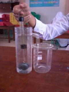 03 oktober 2017 waktu praktikum . Hukum Archimedes Wiwithard