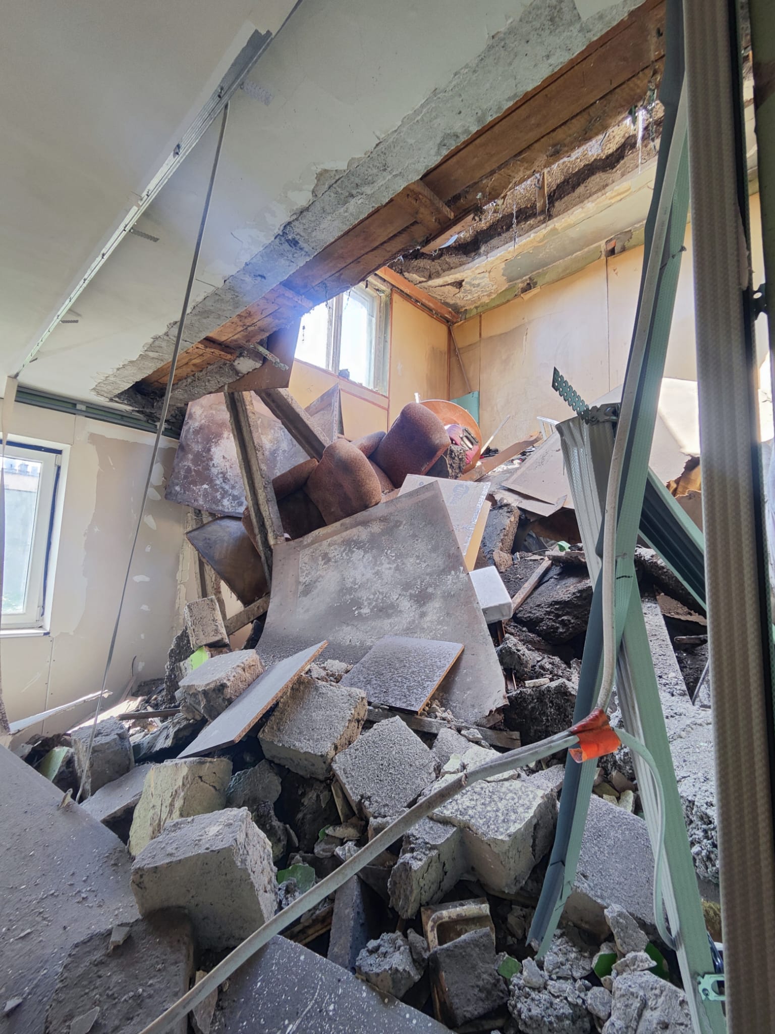 Katastrofa budowlana. Zawalił się dach budynku mieszkalnego (ZDJĘCIA)