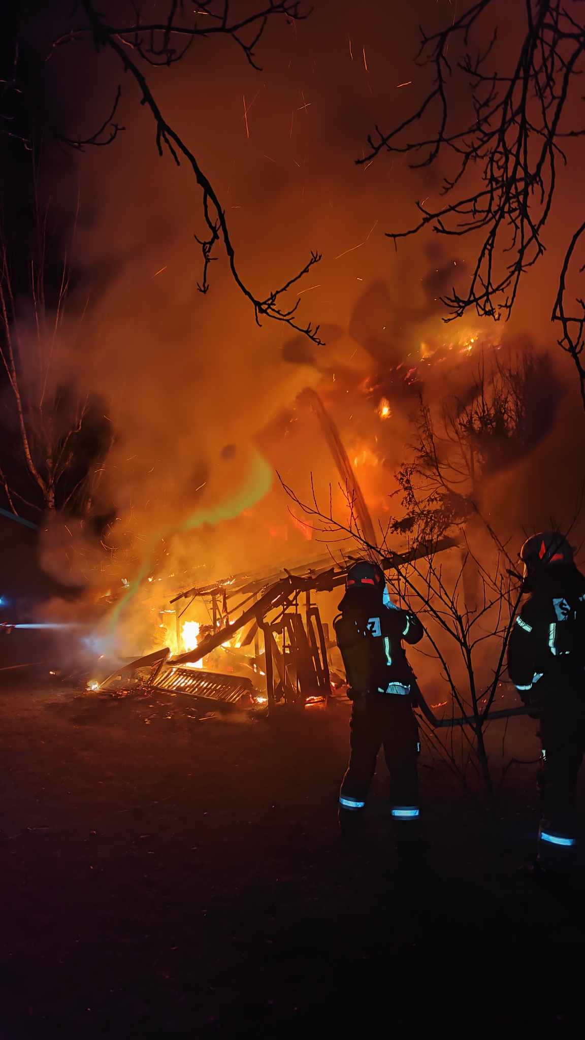 Spłonął budynek mieszkalny. W akcji strażacy z dwóch powiatów (ZDJĘCIA)