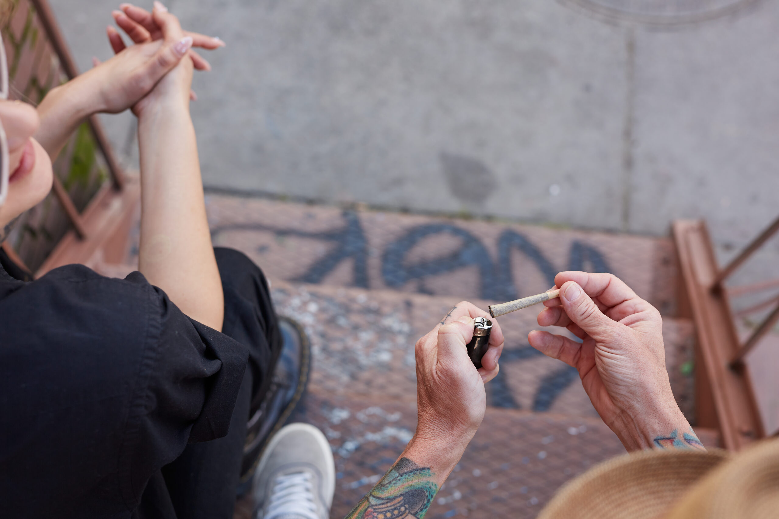 Lighting joint with lighter