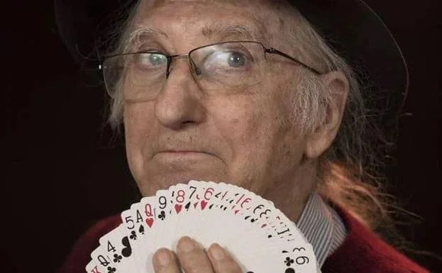 Top 5 de Trucos de Magia Especializados en 2025 12 Mago senior sosteniendo una baraja de cartas desplegada, listo para realizar un Trucos de Magia para principiantes y magos profesionales