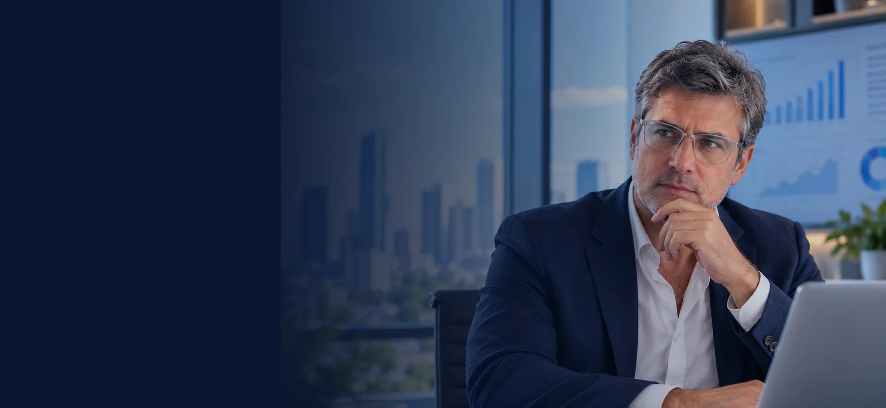 Gerente general en su oficina analizando los resultados de su inversión en marketing
