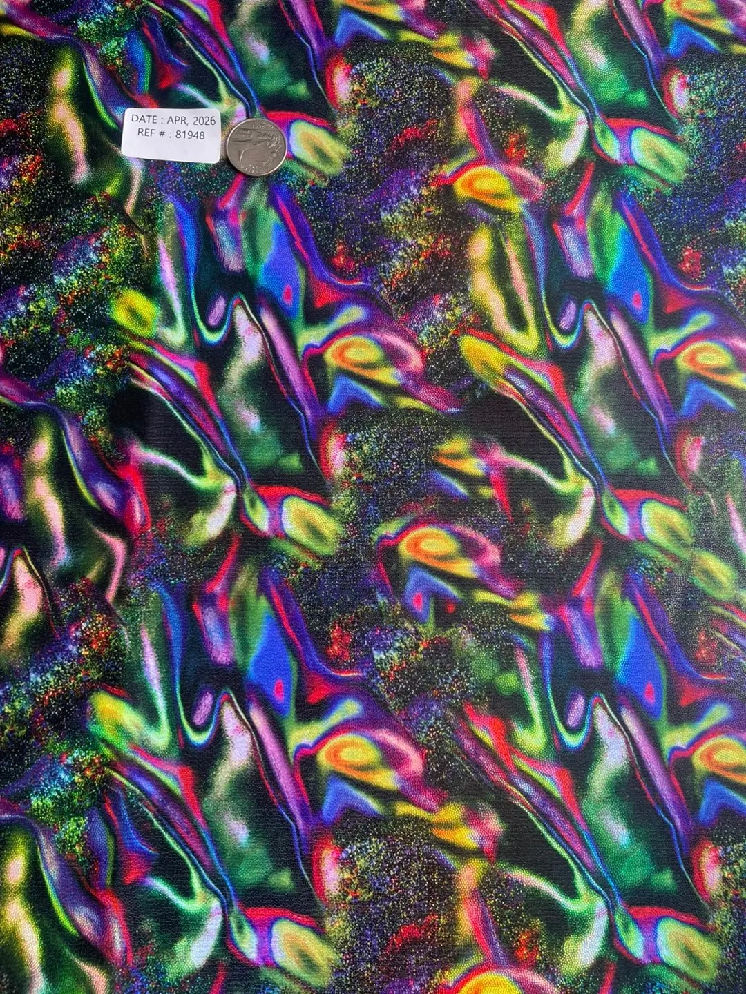 Imagen de un tejido moderno, abstracto, con efecto neón y holográfico