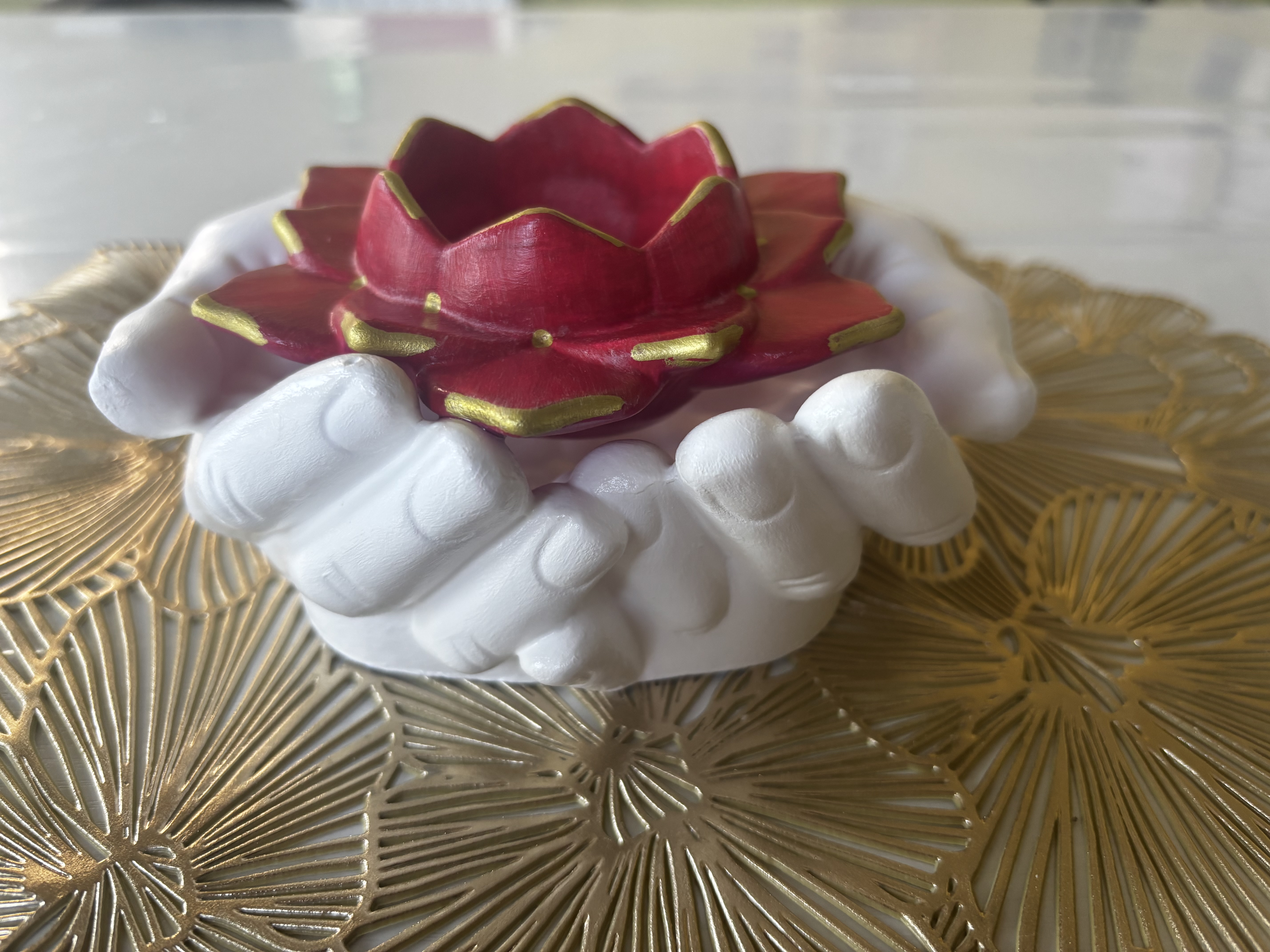 Lotus in Handen – Theelichthouder ✨