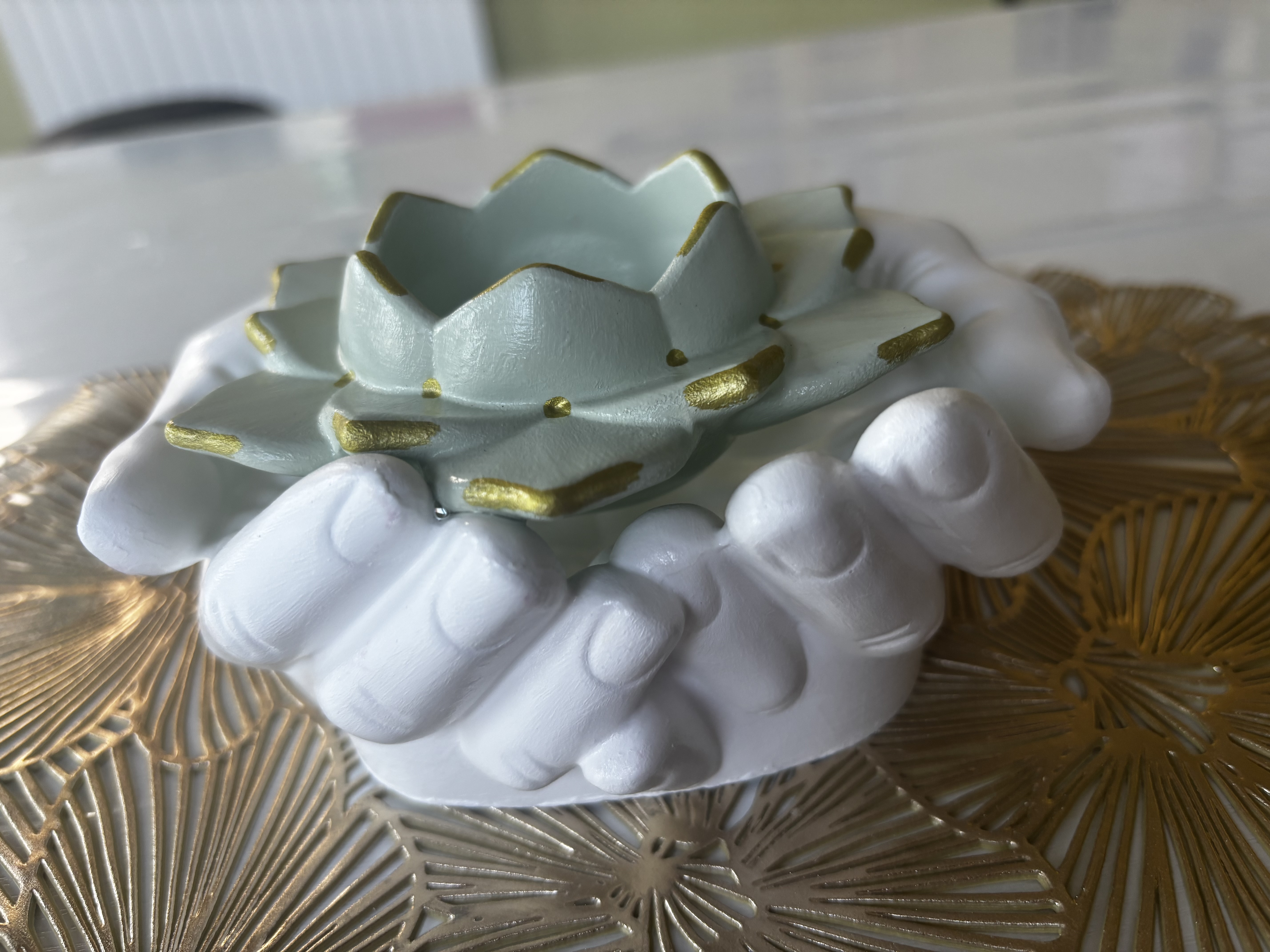 Lotus in Handen – Theelichthouder ✨