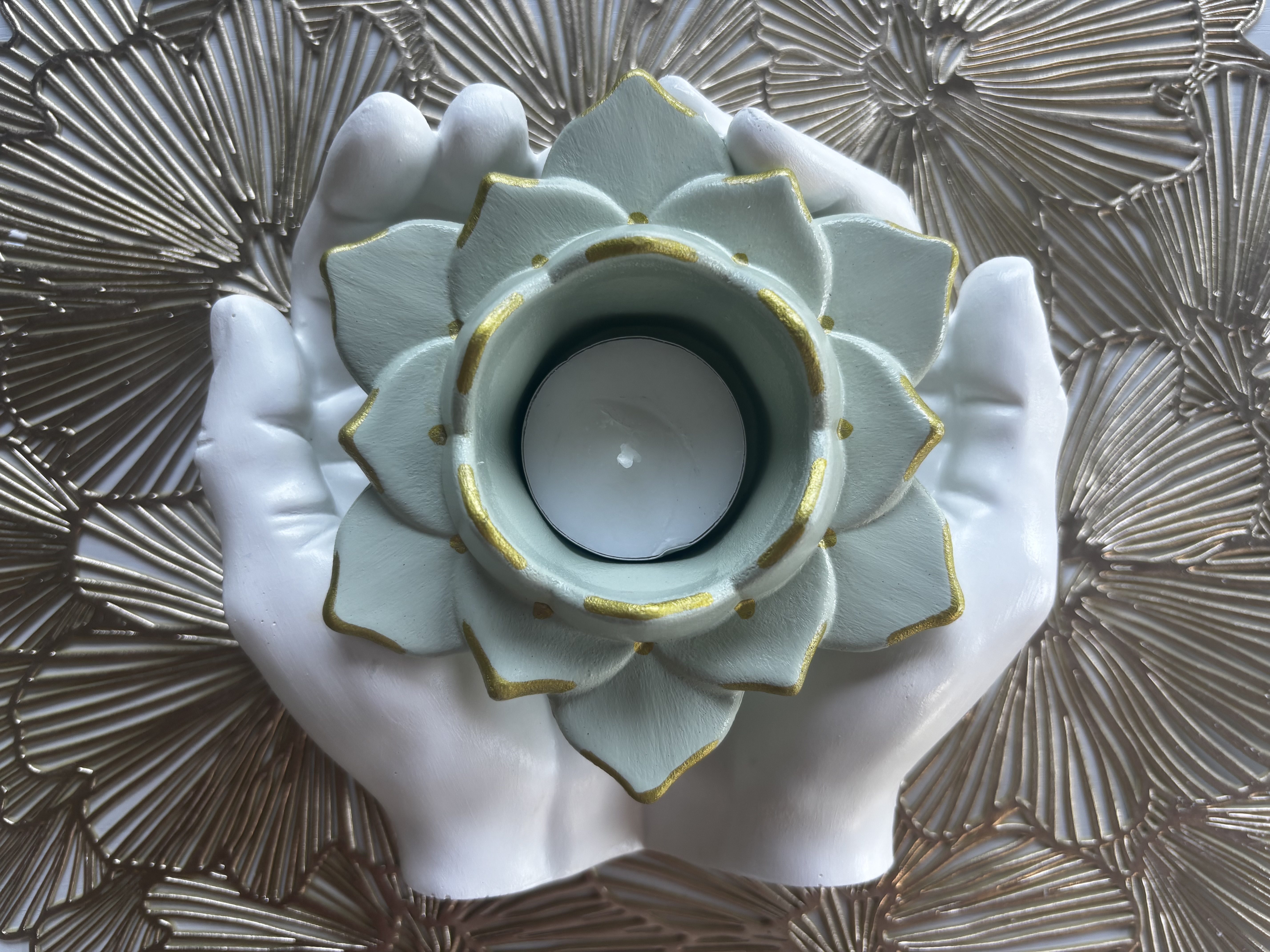 Lotus in Handen – Theelichthouder ✨
