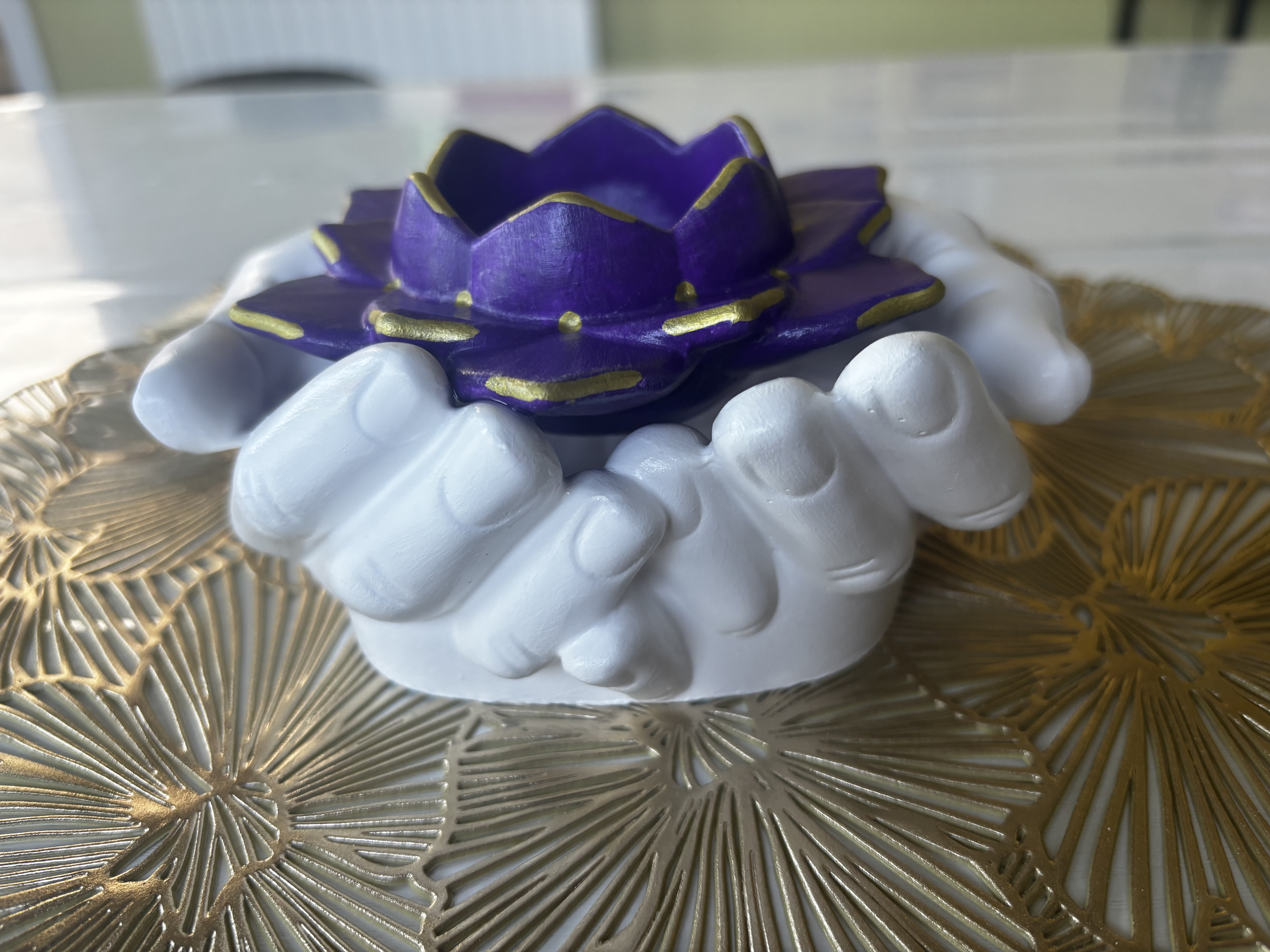 Lotus in Handen – Theelichthouder ✨