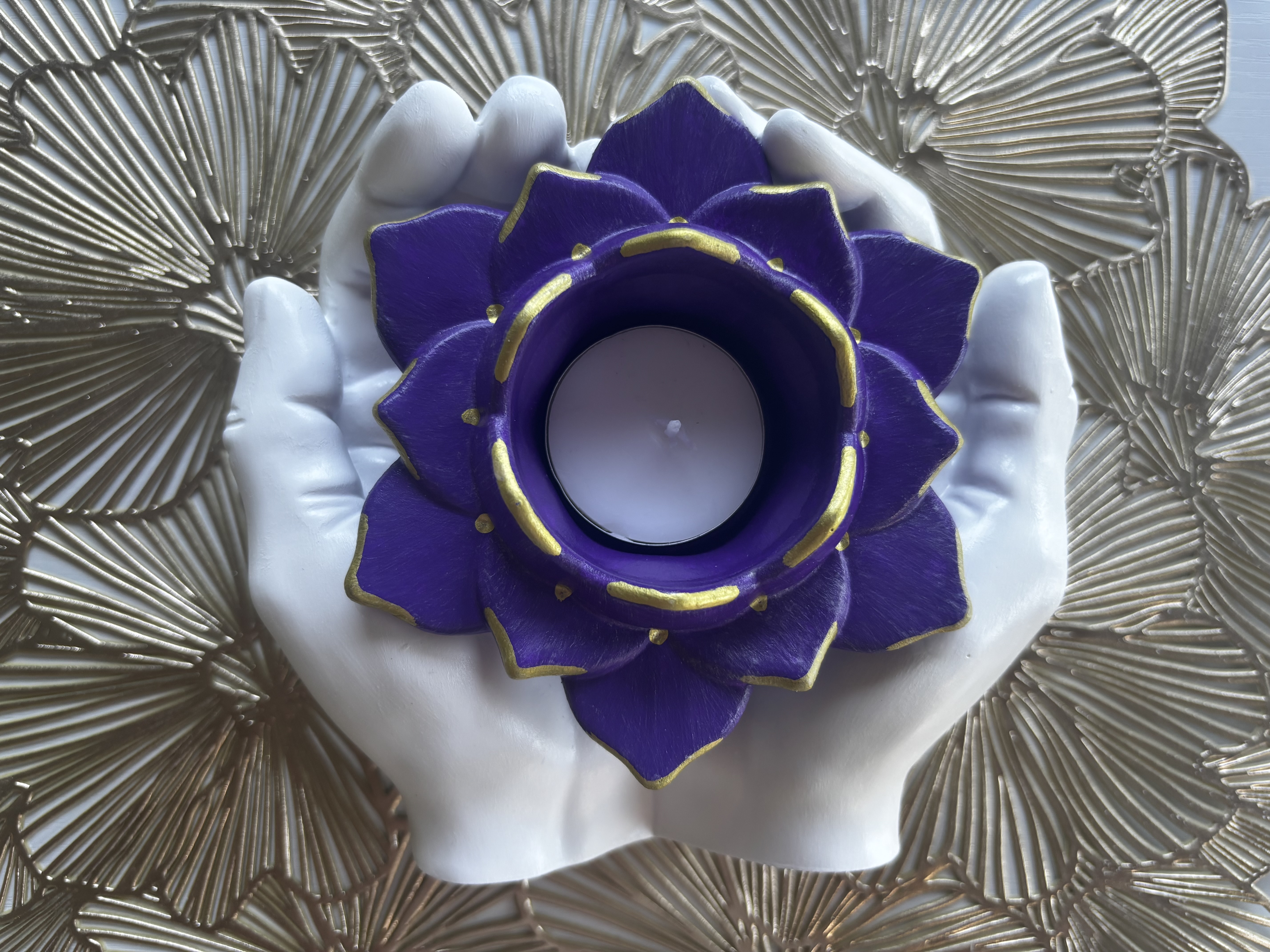Lotus in Handen – Theelichthouder ✨