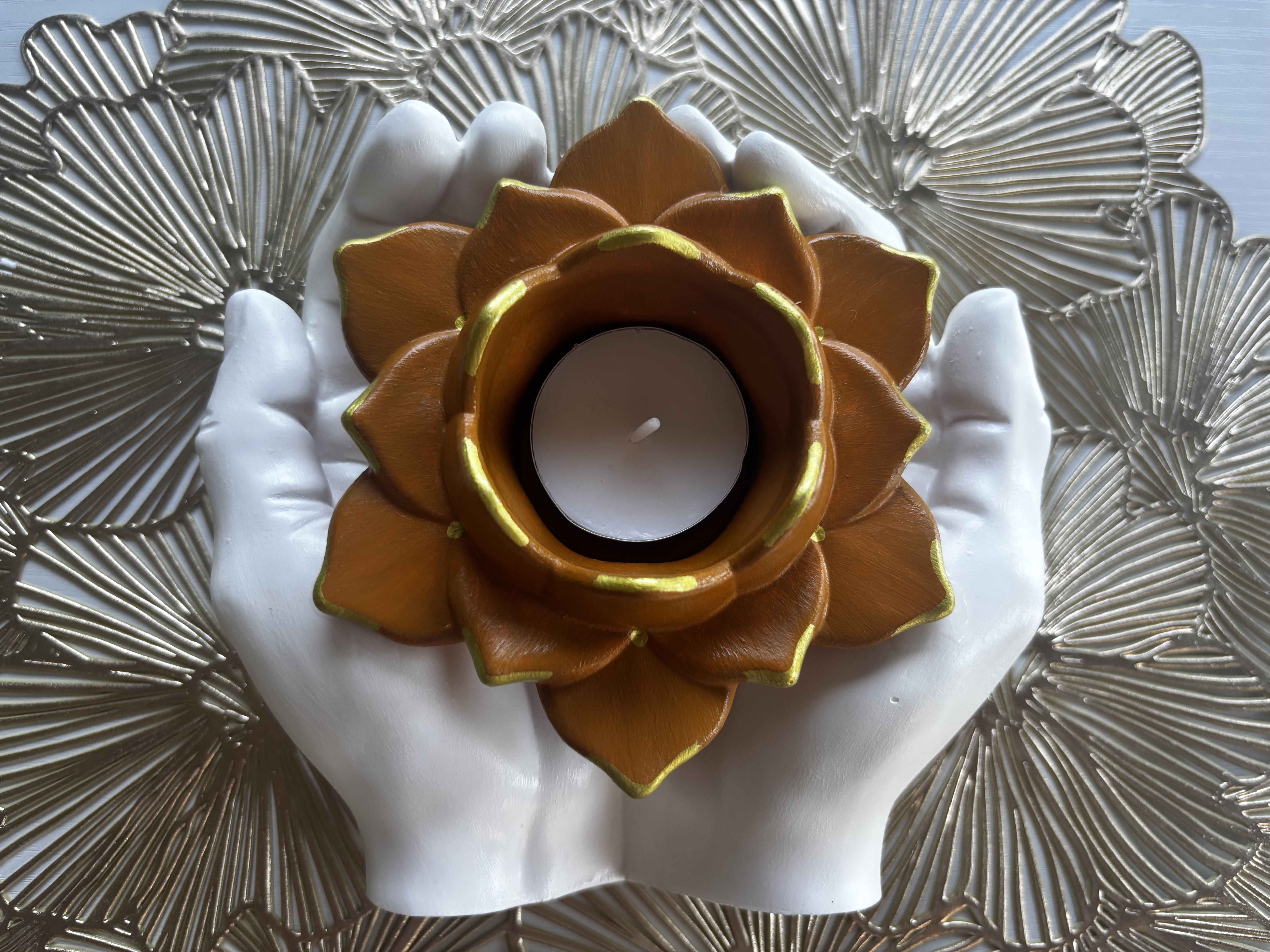 Lotus in Handen – Theelichthouder ✨