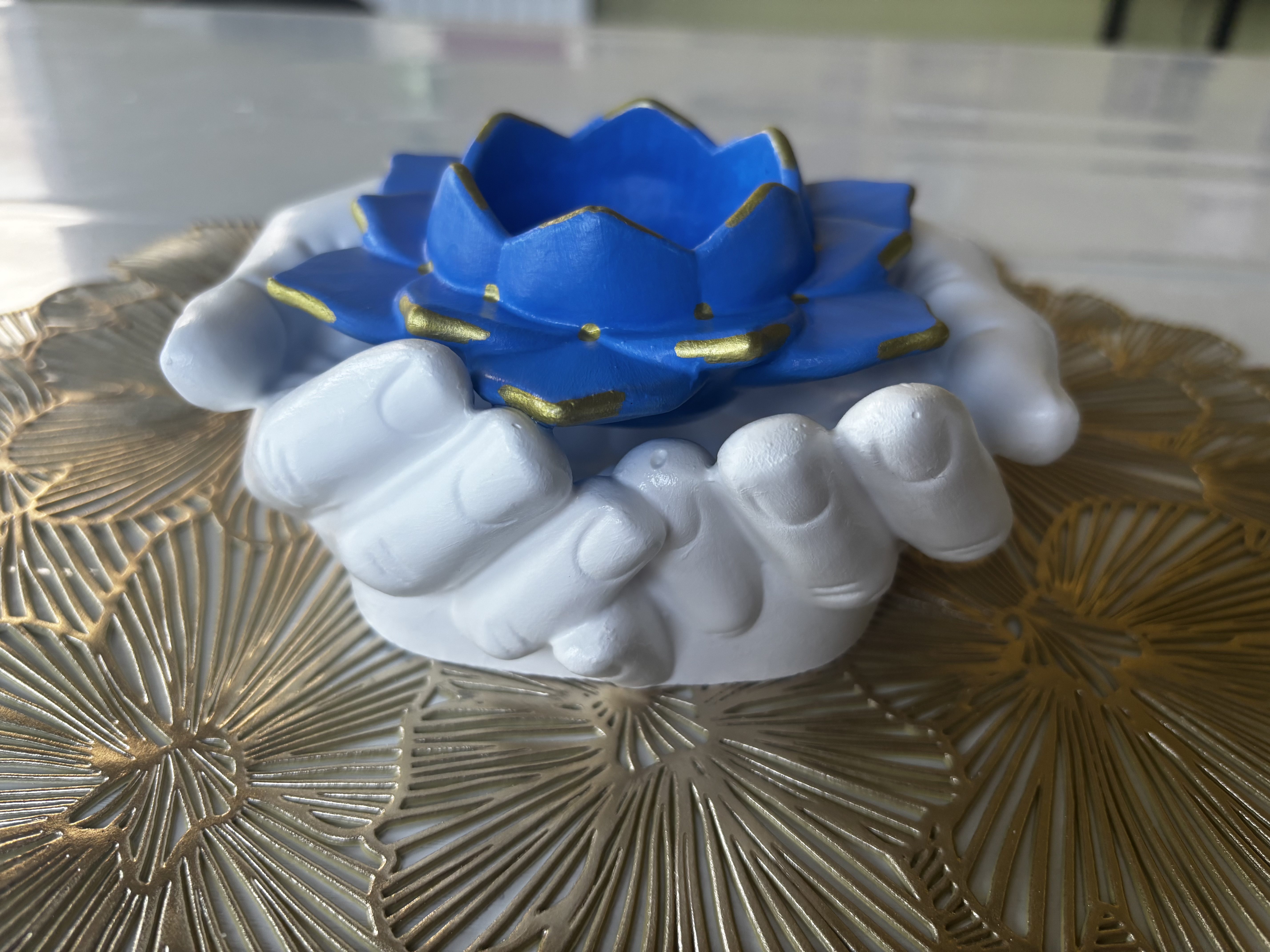 Lotus in Handen – Theelichthouder ✨