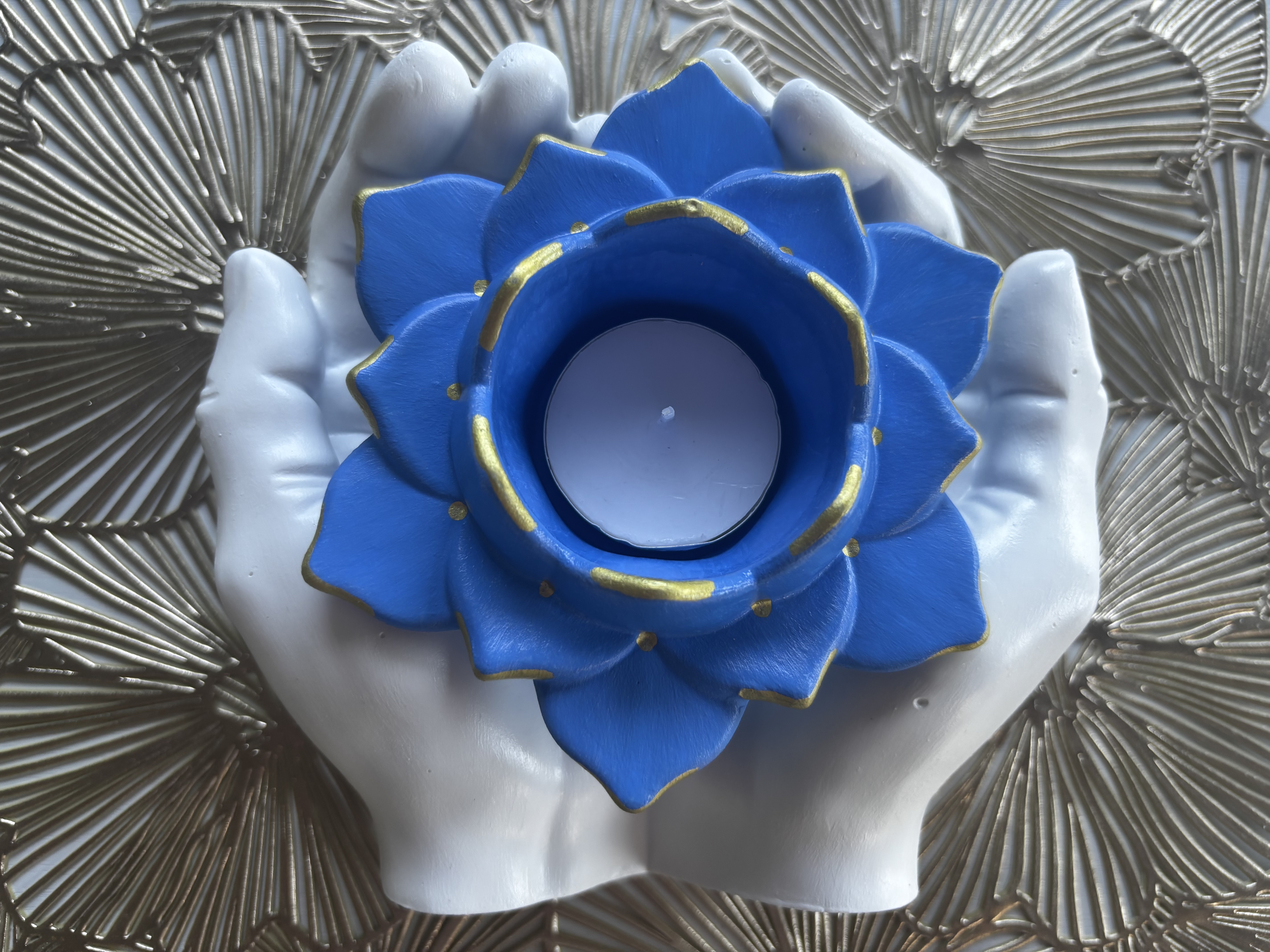 Lotus in Handen – Theelichthouder ✨