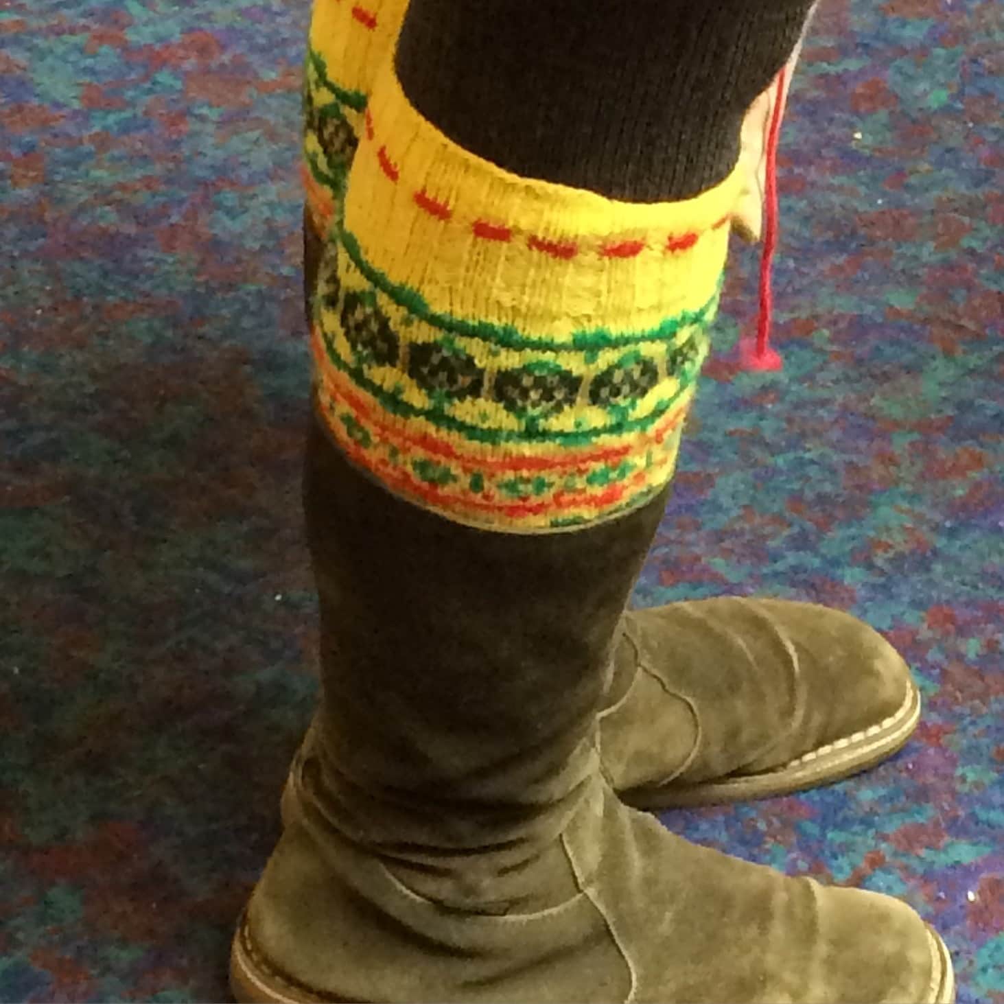 The fine calf of Felix Ford in her awesome leg-waarmers