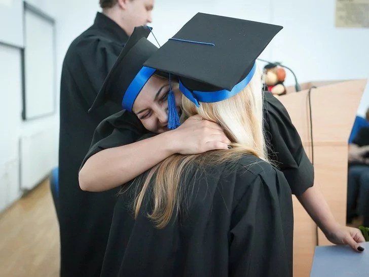 Wisuda adalah salah satu momen sakral dalam kehidupan ini khususnya bagi orang yang sedang menempuh pendidikan kuliah. 15 Kata Kata Ucapan Selamat Untuk Teman Yang Baru Wisuda Woop Id