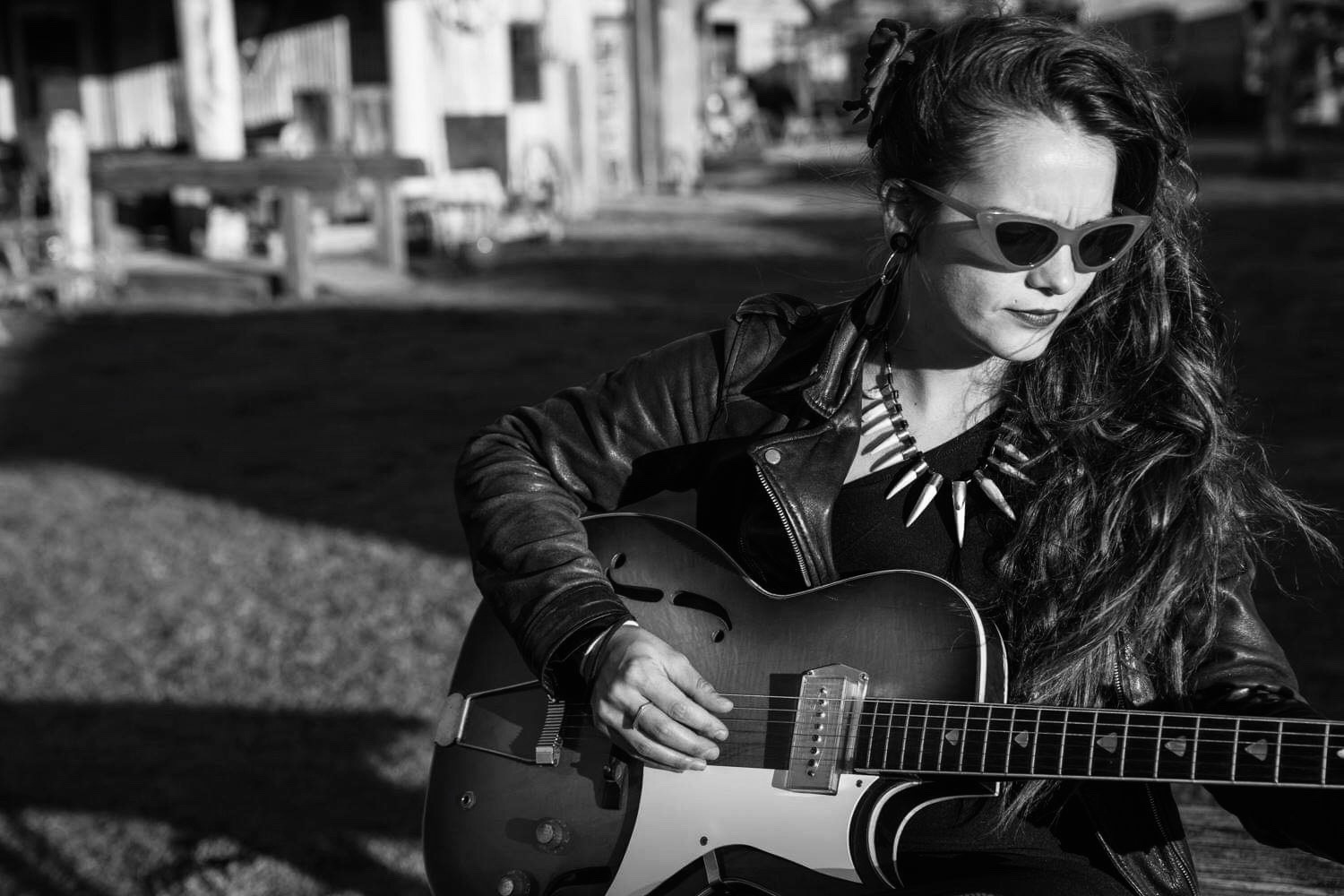 блюз вумен. саманта фиш samantha fish. женщина блюз рок. Blues women. женщина поет блюз.