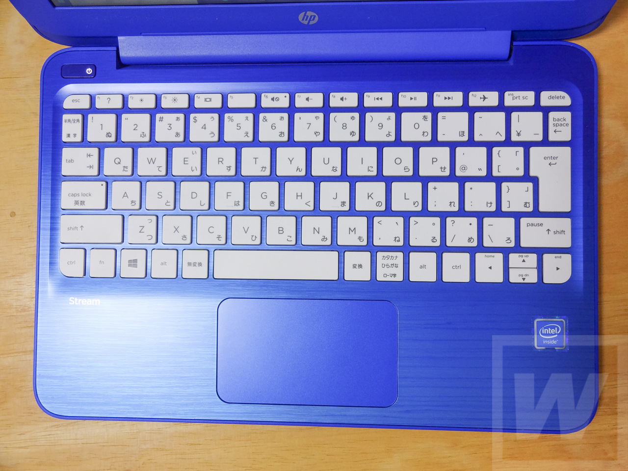 鮮やかな青いボディが目を引く！小型で持ち運びしやすいノート HP