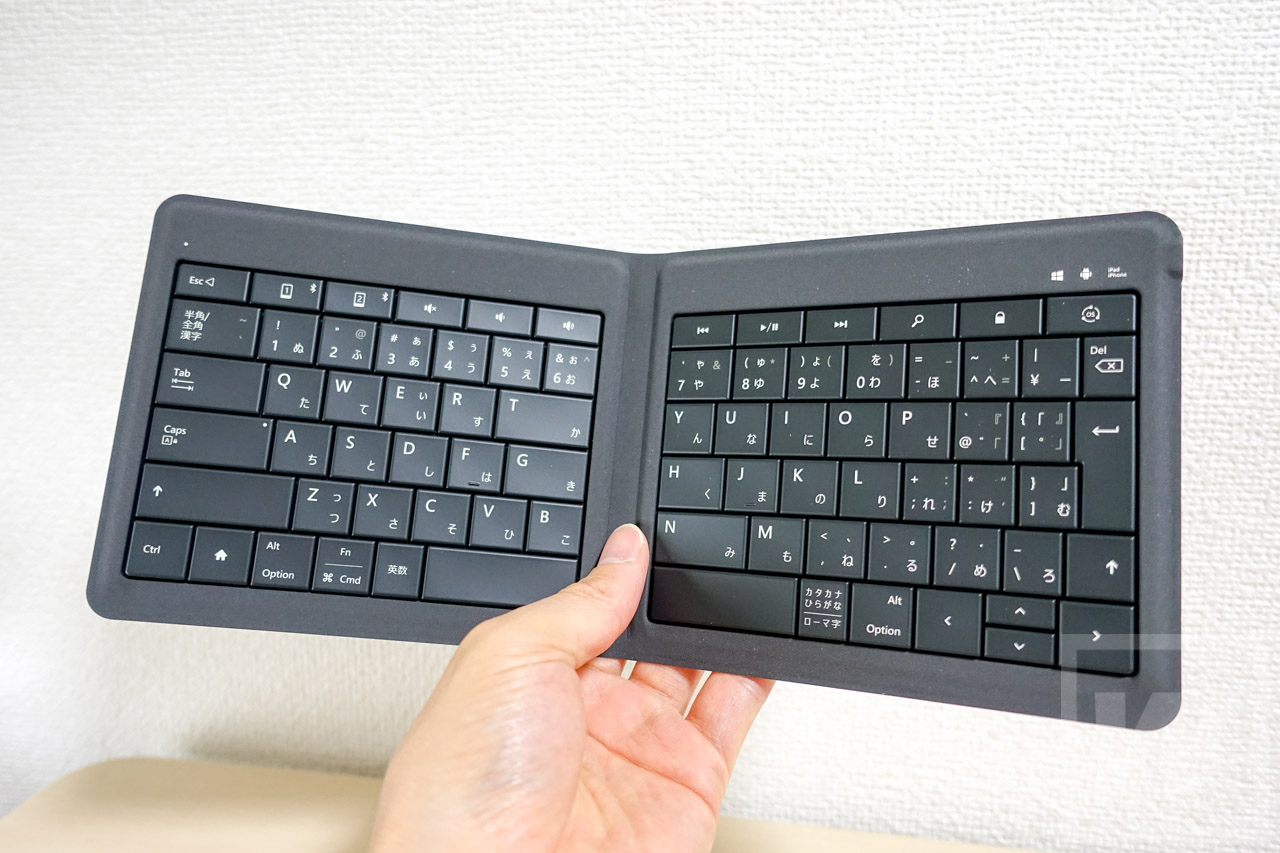 マイクロソフト　ユニバーサル フォールダブルキーボード　GU5-00014 極薄二つ折りのスマホ用キーボードは、びっくりするほど”まとも”だった