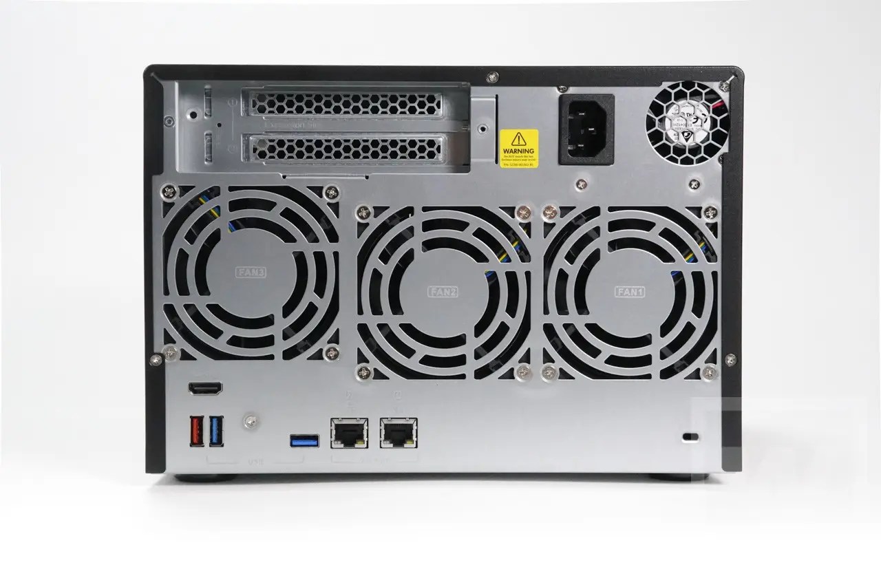 NASに求められるあらゆる機能を網羅した,QNAP TVS-675 6ベイNAS実機