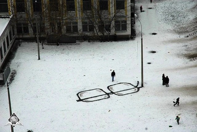 Snow illusion by P183 in Russia: a snowy courtyard and a vertical lamppost combine to form a giant pair of glasses.