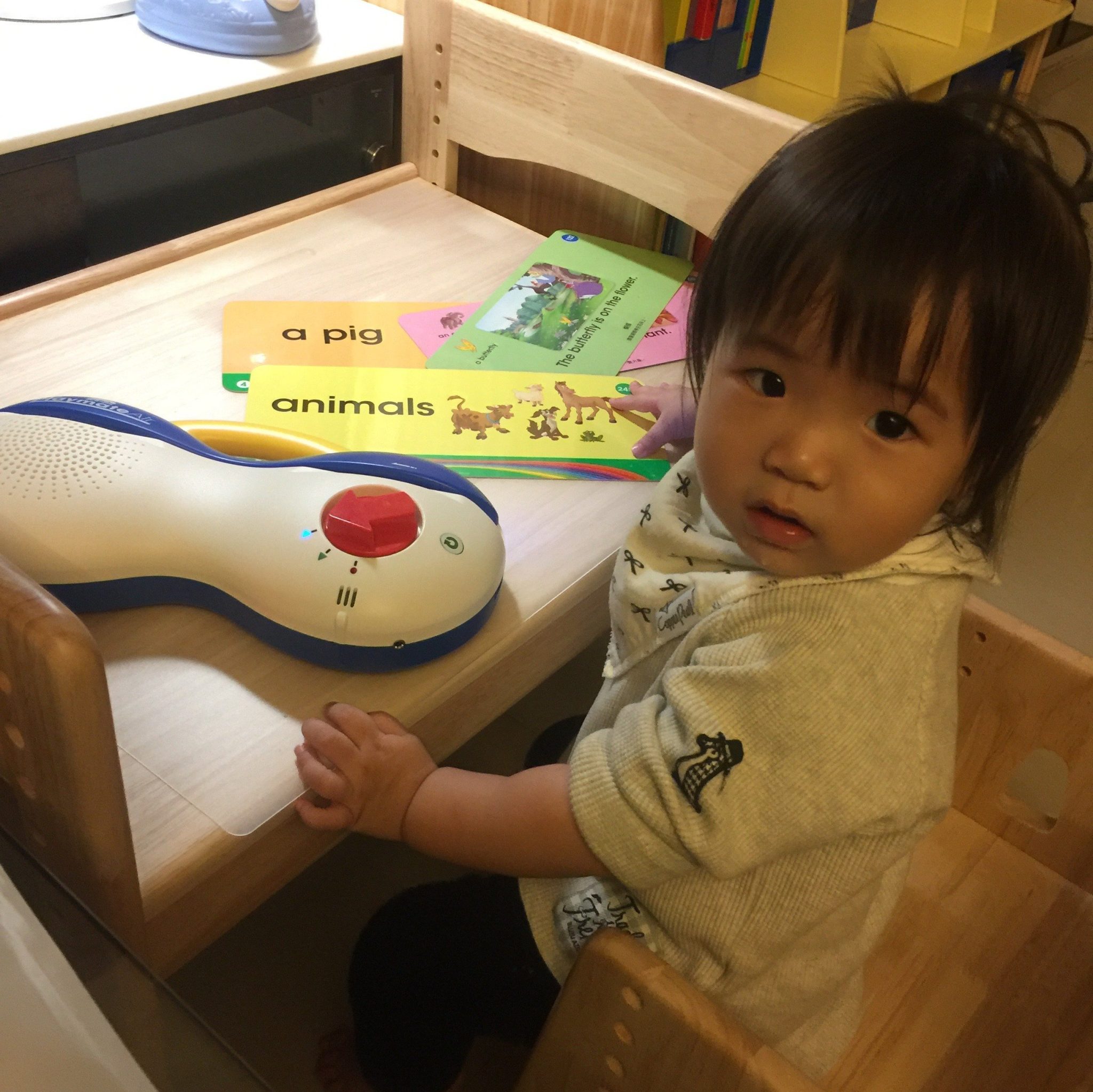 幼兒透過語言學習機刷卡學美語