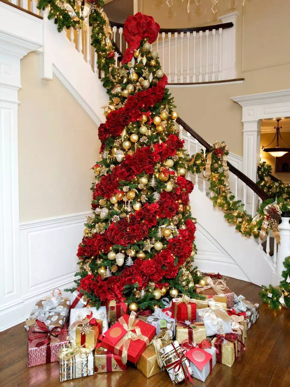Best color schemes to decorate your christmas tree this year