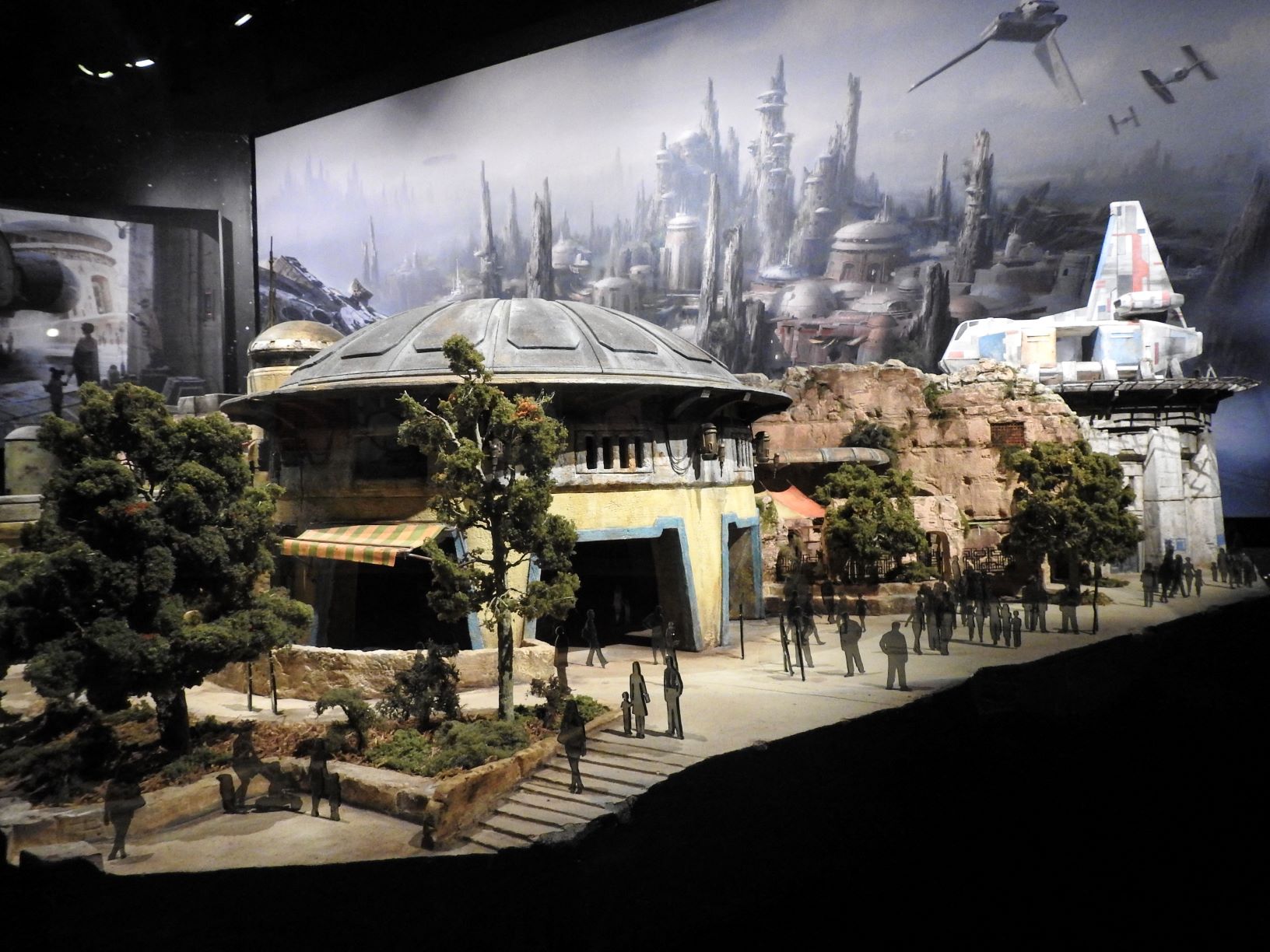 Star Wars & Disney Skyliner Construction Update & Toy Story Land Look